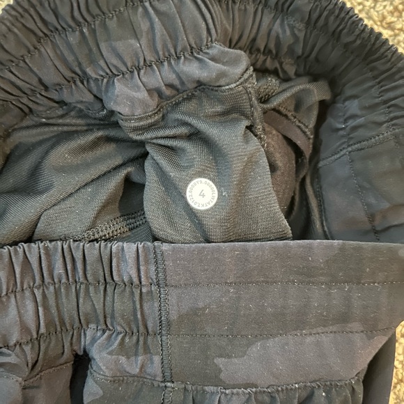 lululemon hotty hot shorts - Picture 3 of 3